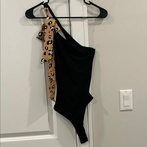 One-Shoulder Black and Leopard Print bodysuit